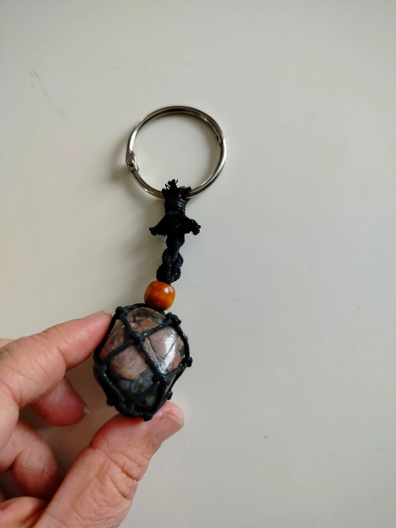 Porte-clés Libérite bleue naturelle en macramé ✨